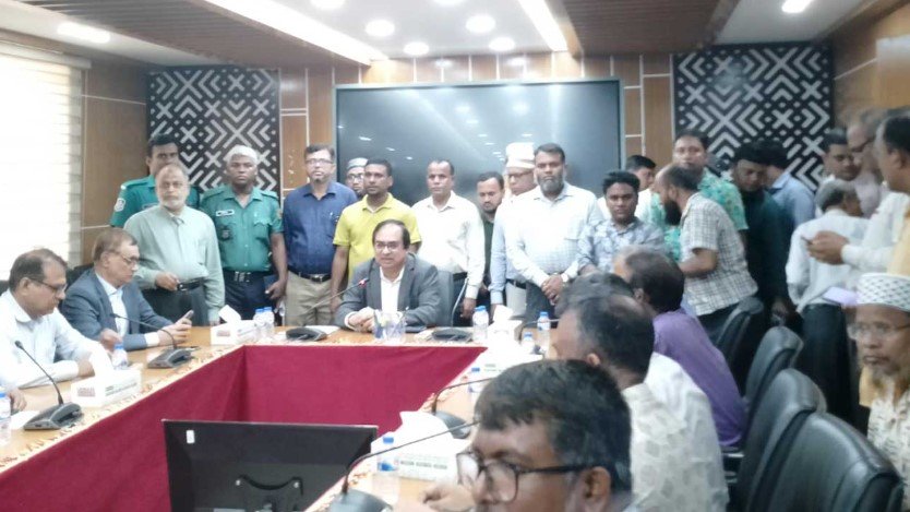 কর্মচারীদের সঙ্গে বৈঠকে ৩ সচিব
