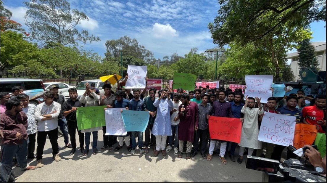 সচিবালয়ে আন্দোলনকারীদের প্রতিহত করতে জুলাই মঞ্চের অবস্থান