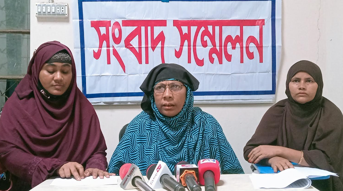 পাওনা টাকা ফেরত পেতে অসহায় নারীর সংবাদ সম্মেলন