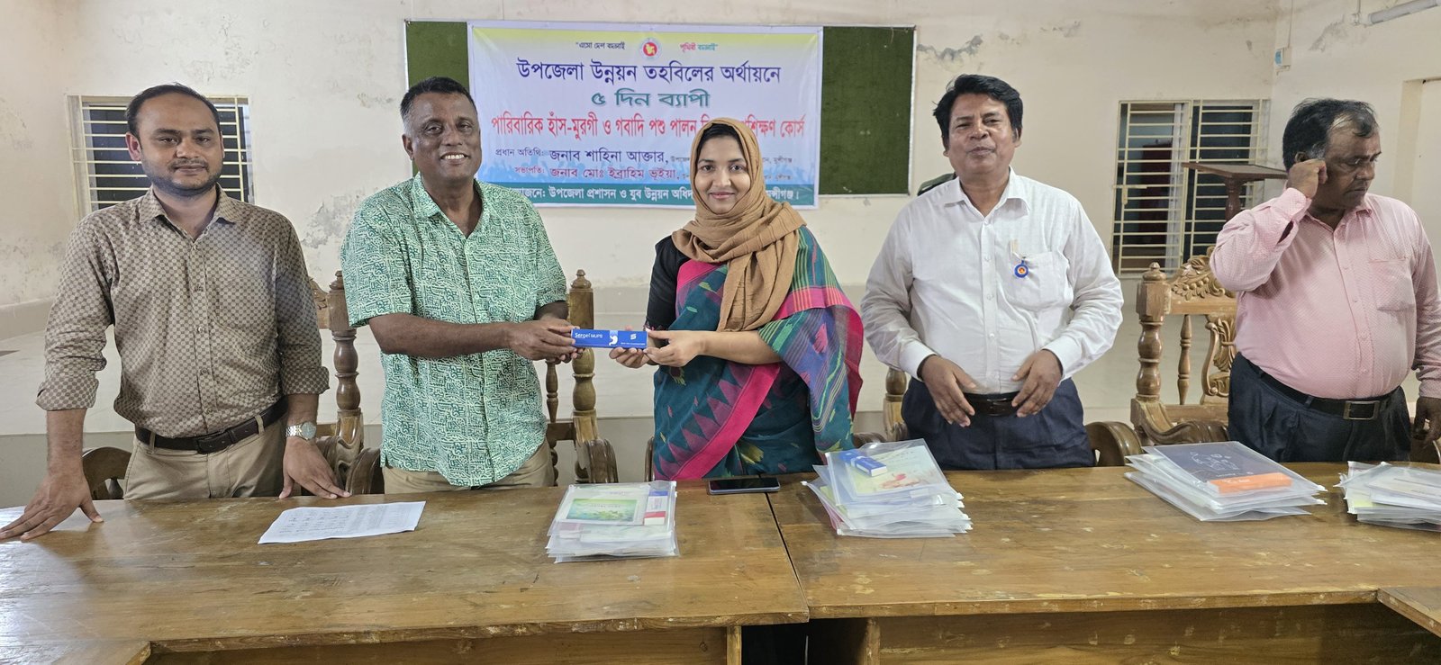 পারিবারিক হাঁস-মুরগী ও গবাদি পশু পালন বিষয়ক প্রশিক্ষণ কর্মসুচি অনুষ্ঠিত