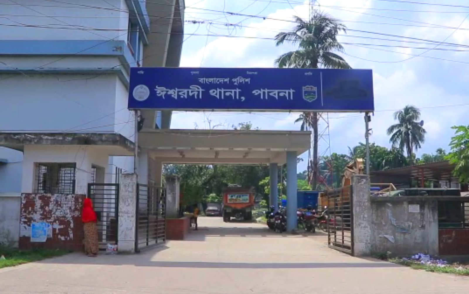 মহাসড়কে ব্যারিকেড দিয়ে অস্ত্রের মুখে ট্রাকসহ ১৭টি গরু নিয়ে গেল ডাকাতদল