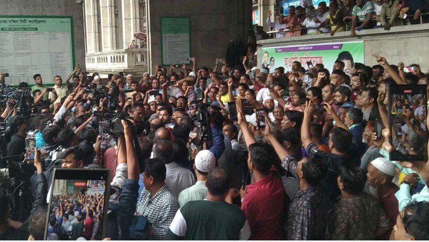 উত্তাল নগরভবনে পা রাখলেন ইশরাক, আরও উজ্জীবিত আন্দোলনকারীরা