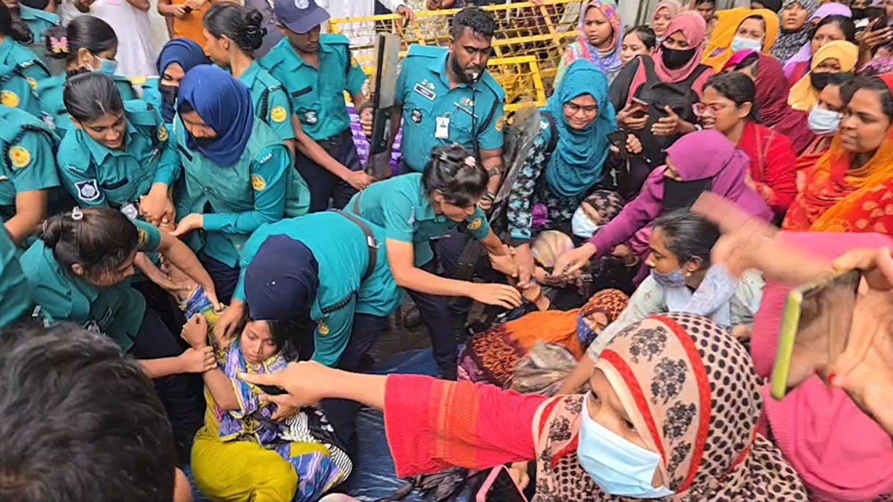 ‘তথ্য আপা’ প্রকল্পের কর্মীদের ছত্রভঙ্গ করেছে পুলিশ, আটক ৬