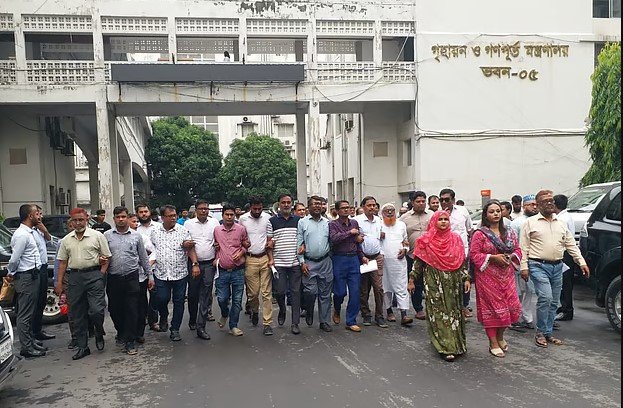 দুই উপদেষ্টাকে স্মারকলিপি, ঈদের পর কঠোর আন্দোলনের হুমকি সচিবালয়ের কর্মচারীদের