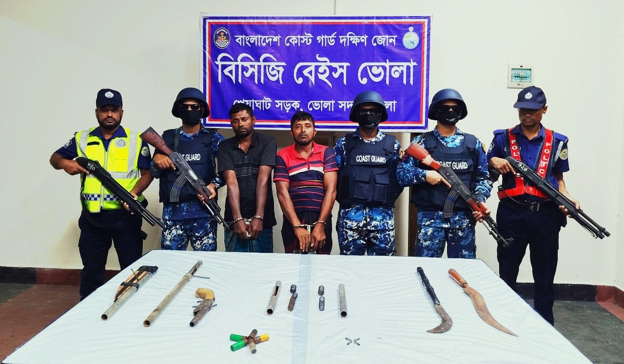 কুখ্যাত জলদস্যু সিরাজ বাহিনীর ২ ডাকাত আটক