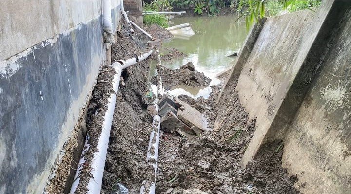 প্রতিবেশির সীমানা প্রাচীর ঘেঁষে পুকুর খনন, হুমকির মুখে কোটি টাকার পাকা বাড়ি