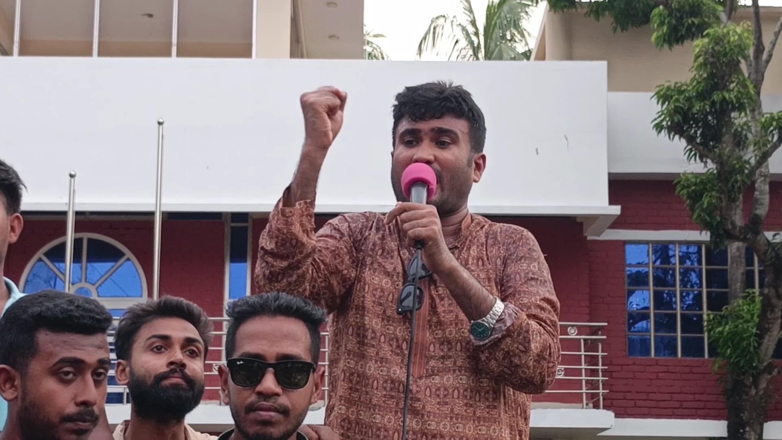 ছাত্রদলের নবাগত কমিটির সভাপতি দায়িত্ব বুজে নেওয়ার আগেই পদত্যাগের অঙ্গীকার