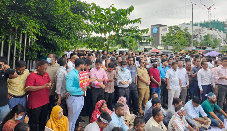 এনবিআরের প্রধান কার্যালয় অবরুদ্ধ, চেয়ারম্যানের অপসারণ দাবিতে চলেছে লাগাতার শাটডাউন