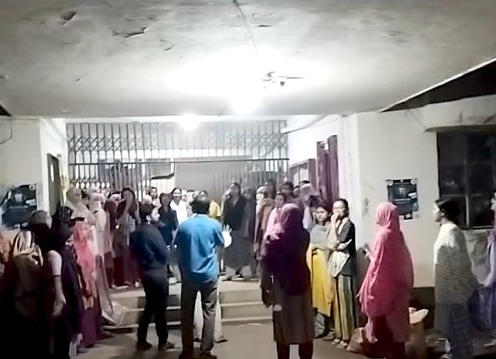 নোবিপ্রবির ছাত্রী হলে পুরুষ স্টাফের তল্লাশি, মধ্যরাতে বিক্ষোভ