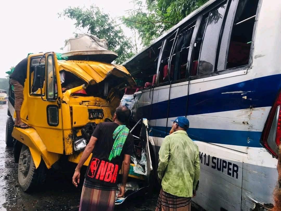 পাবনায় বাস-ট্রাক সংঘর্ষে প্রাণ গেল ৩ জনের, আহত ১০