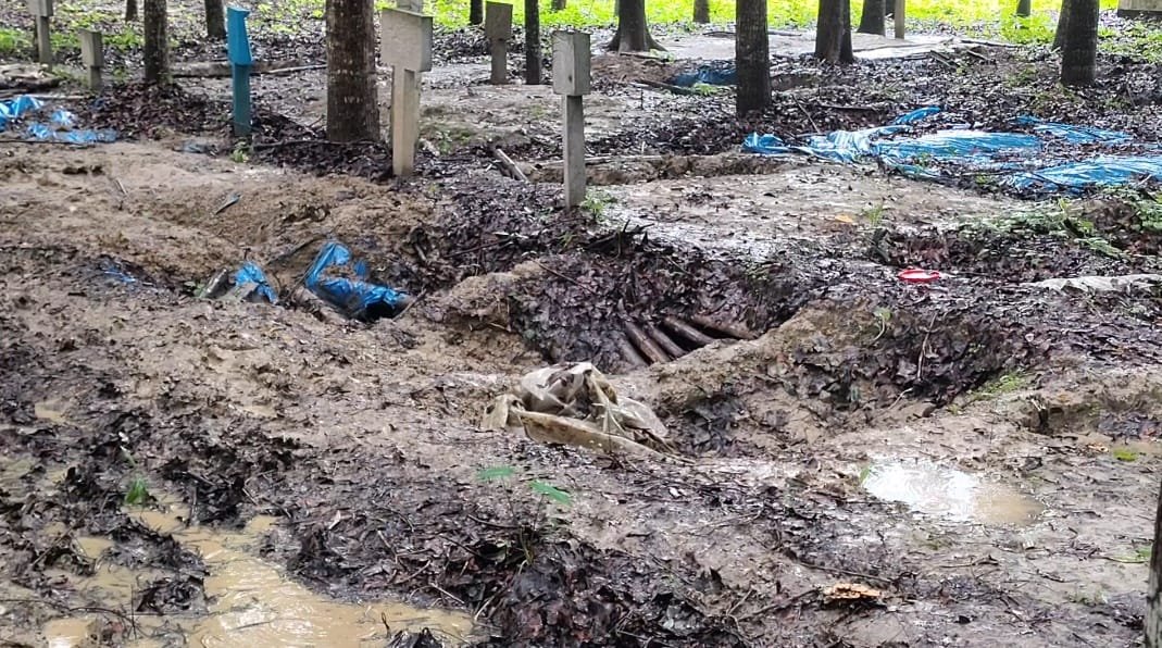 আমিনপুরে কবরস্থান থেকে রাতের আঁধারে ২১টি কঙ্কাল উধাও!