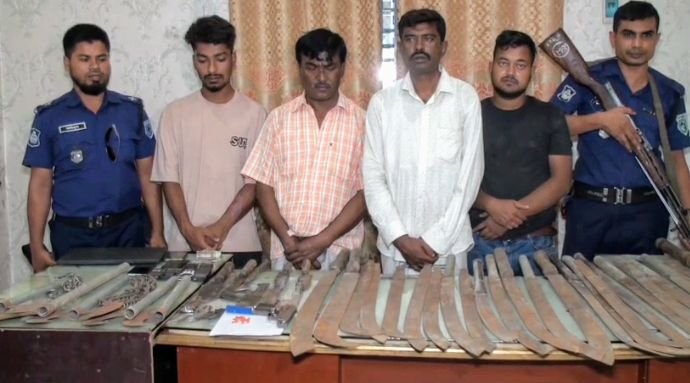গাইবান্ধায় রাত অভিযানে বিপুল পরিমাণে দেশীয় অস্ত্র ও মাদকসহ চার জন আটক
