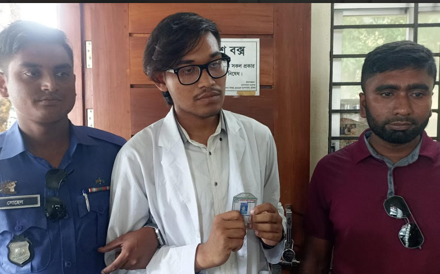 যশোর জেনারেল হাসপাতালে 'ভুয়া ডাক্তার' আটক