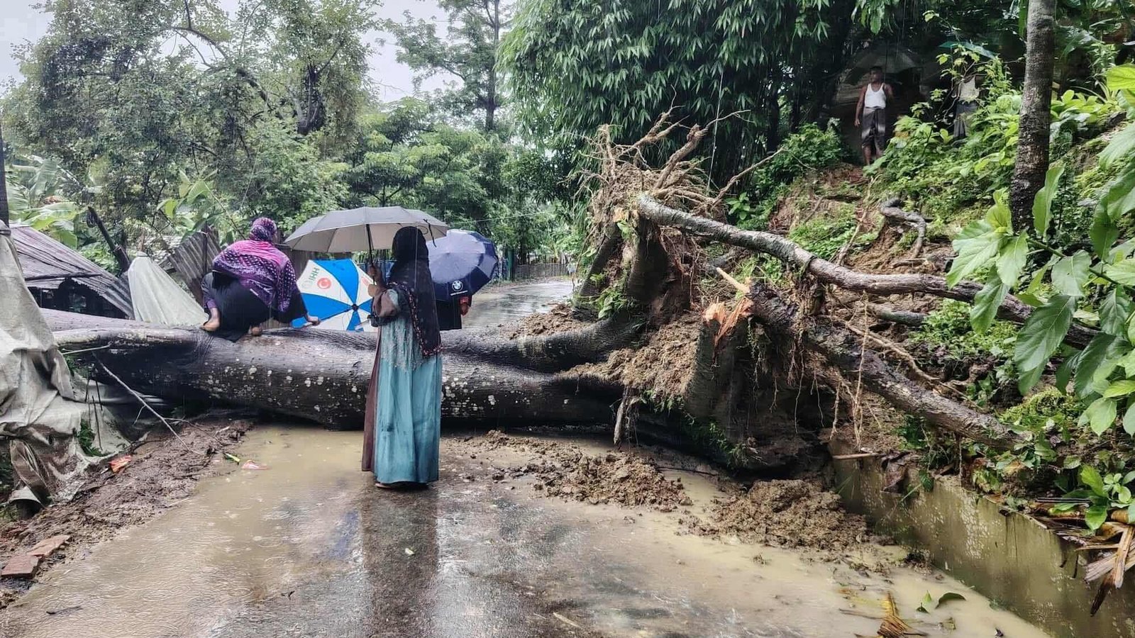 কক্সবাজারে ভারী বর্ষণে জনজীবন বিপর্যস্ত, পাহাড় ধসের আশঙ্কা