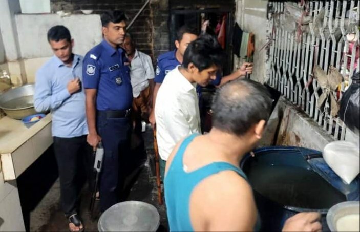 কক্সবাজারের চকরিয়ায় রেস্টুরেন্টে অস্বাস্থ্যকর খাবার প্রস্তুত: ভ্রাম্যমাণ আদালতের অভিযান, ২৪ হাজার টাকা জরিমানা