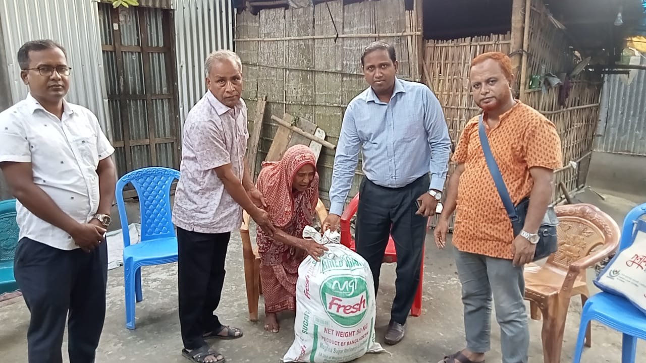 গাইবান্ধার বৃদ্ধা জমিলা বেওয়ার পাশে দাঁড়ালেন সমাজসেবা কর্মকর্তা
