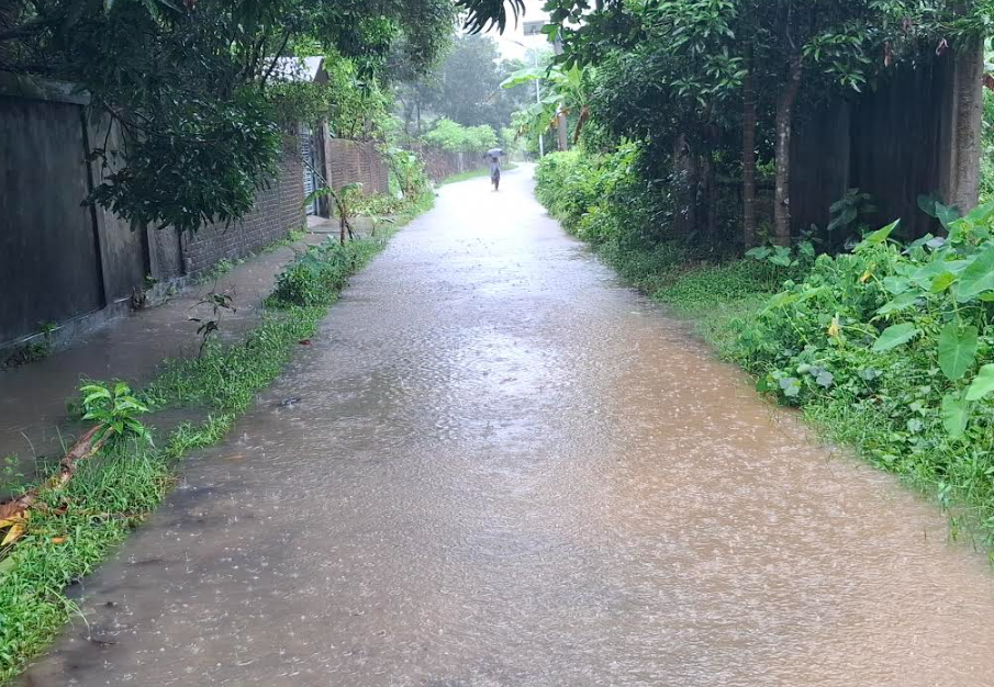 মুষলধারে বৃষ্টিতে ডুবল নোয়াখালী, জলাবদ্ধতায় দুর্ভোগ চরমে