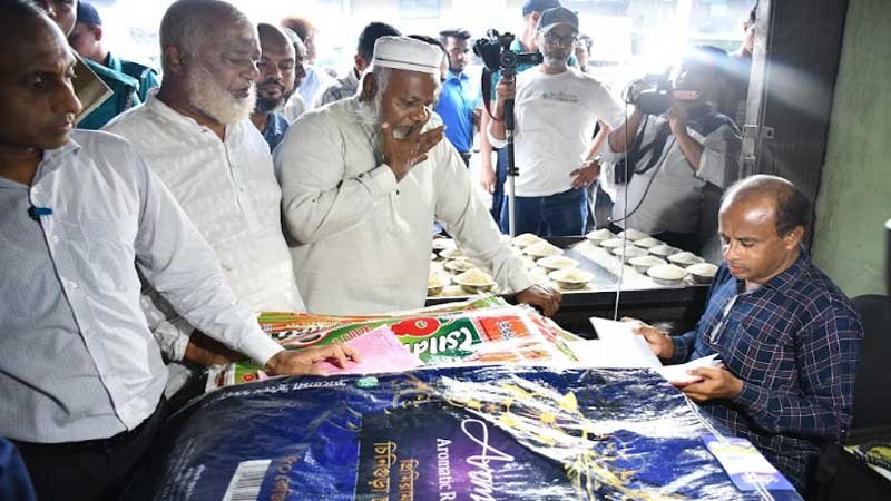 চট্টগ্রামে নিম্নমানের চাল বিভিন্ন নামে প্যাকেটজাত, তিন প্রতিষ্ঠানকে জরিমানা