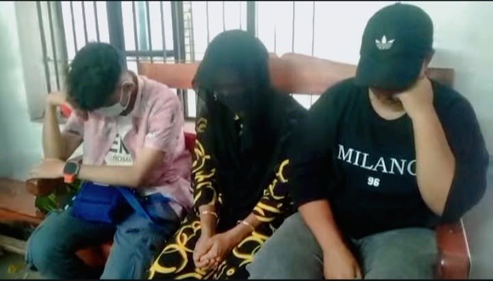 তরুনীর সাথে চার সন্তানের জননীর প্রেম , সংসার ফেলে ঢাকায় পলায়ন,অতপর থানায় সমাধান