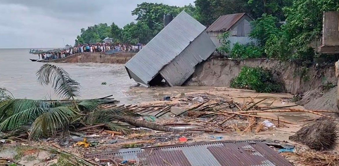 সেতু প্রকল্প রক্ষা বাঁধে ভয়াবহ ভাঙন, আতঙ্কে ৬০০ পরিবার