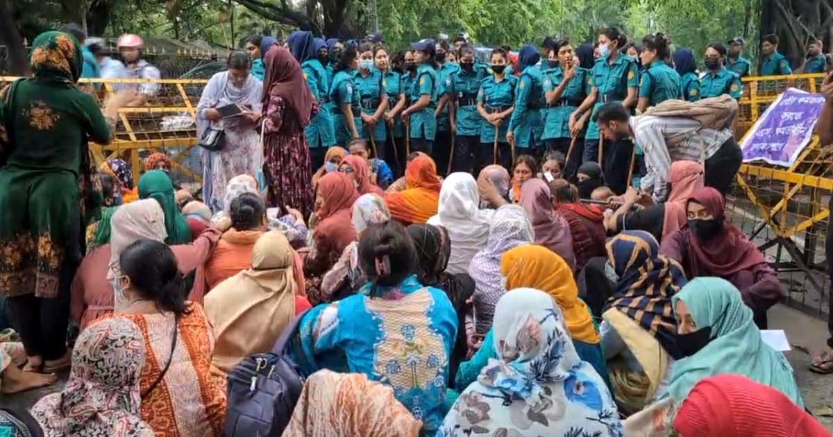 রাজস্ব খাতে অন্তর্ভুক্তির দাবিতে সচিবালয় অভিমুখে তথ্য আপা কর্মীদের অবস্থান