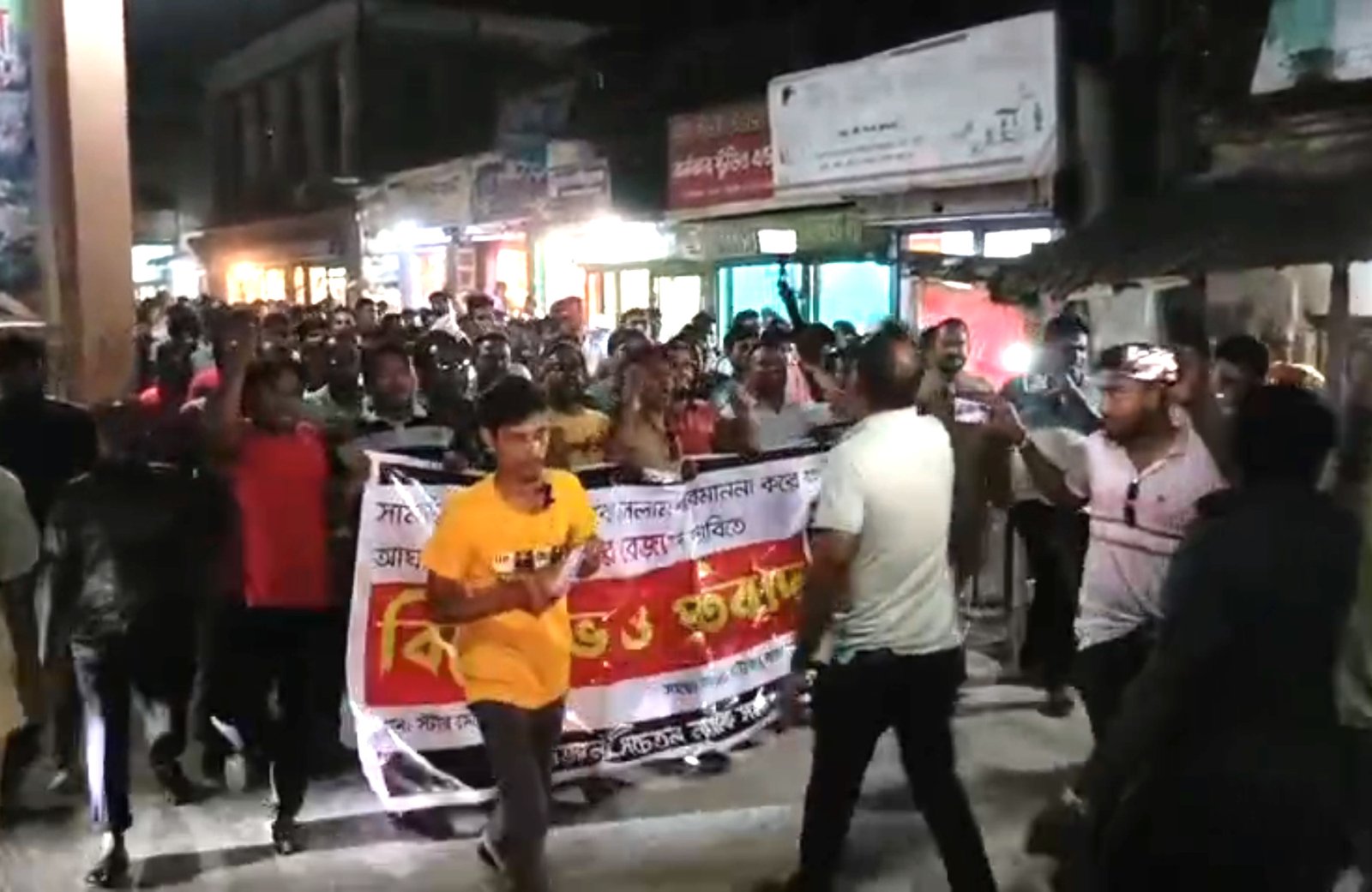 বিএনপি নেতার বক্তব্যের প্রতিবাদে ও চাটমোহর থেকে ধানের শীষের প্রার্থীর দাবিতে বিক্ষোভ