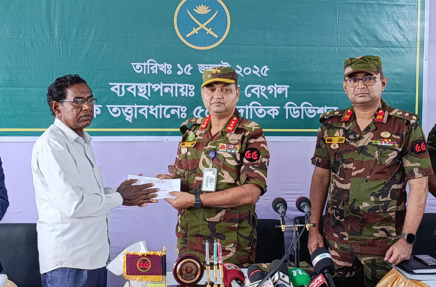 যশোরের অভয়নগরে আগুনে ক্ষতিগ্রস্ত ১৪ মতুয়া পরিবারকে সেনাবাহিনীর পুনর্বাসন: ফিরলো স্বস্তি