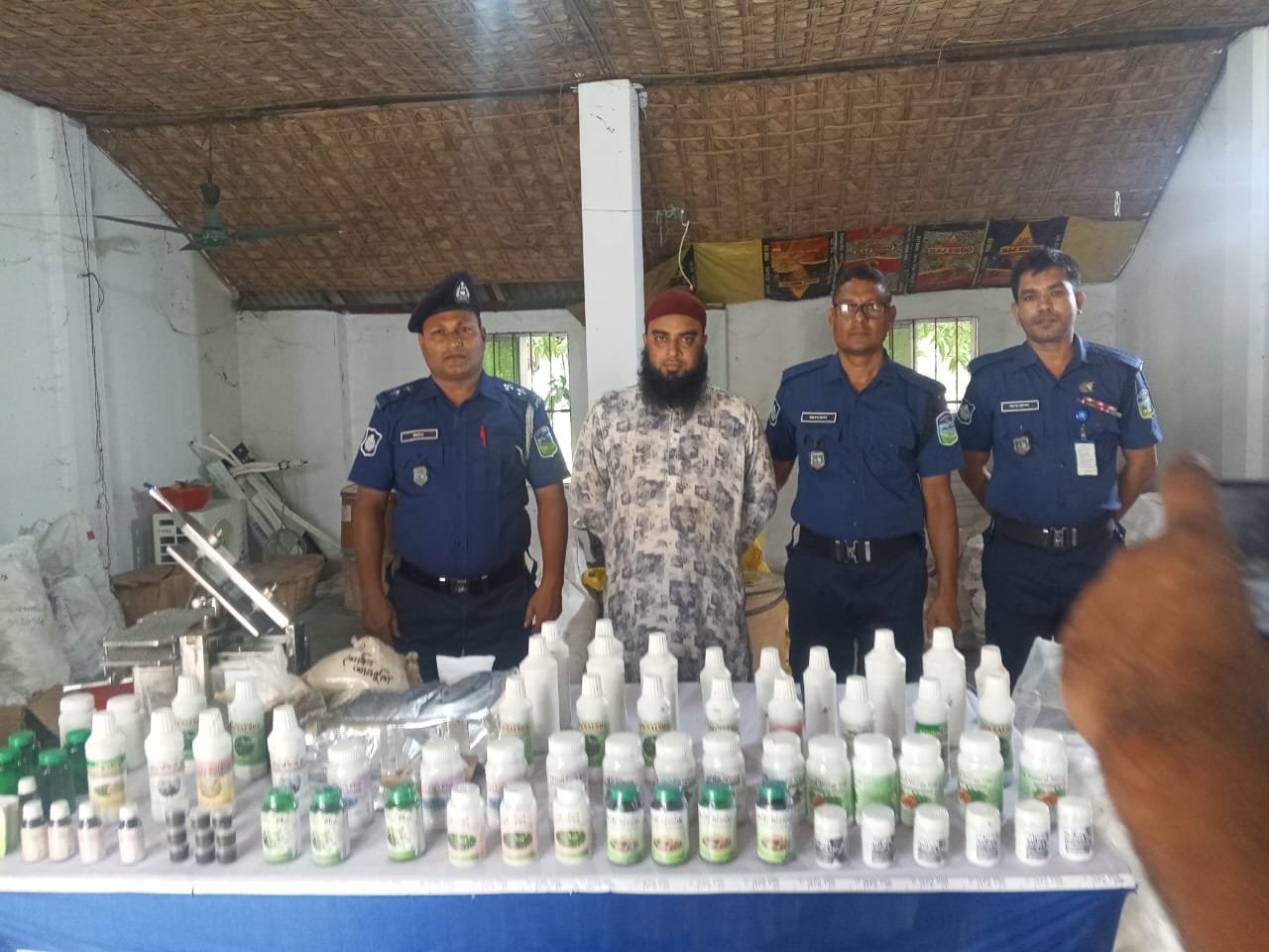 ২১ লাখ টাকার যৌন উত্তেজক হারবাল ওষুধ জব্দ, কারখানার মালিক গ্রেপ্তার