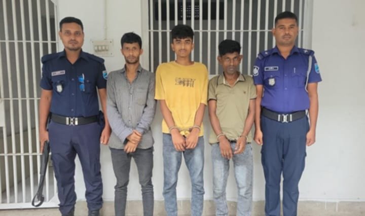 সাভারে ডাকাতির প্রস্তুতিকালে দেশীয় অস্ত্রসহ ৩ ডাকাতকে গ্রেপ্তার