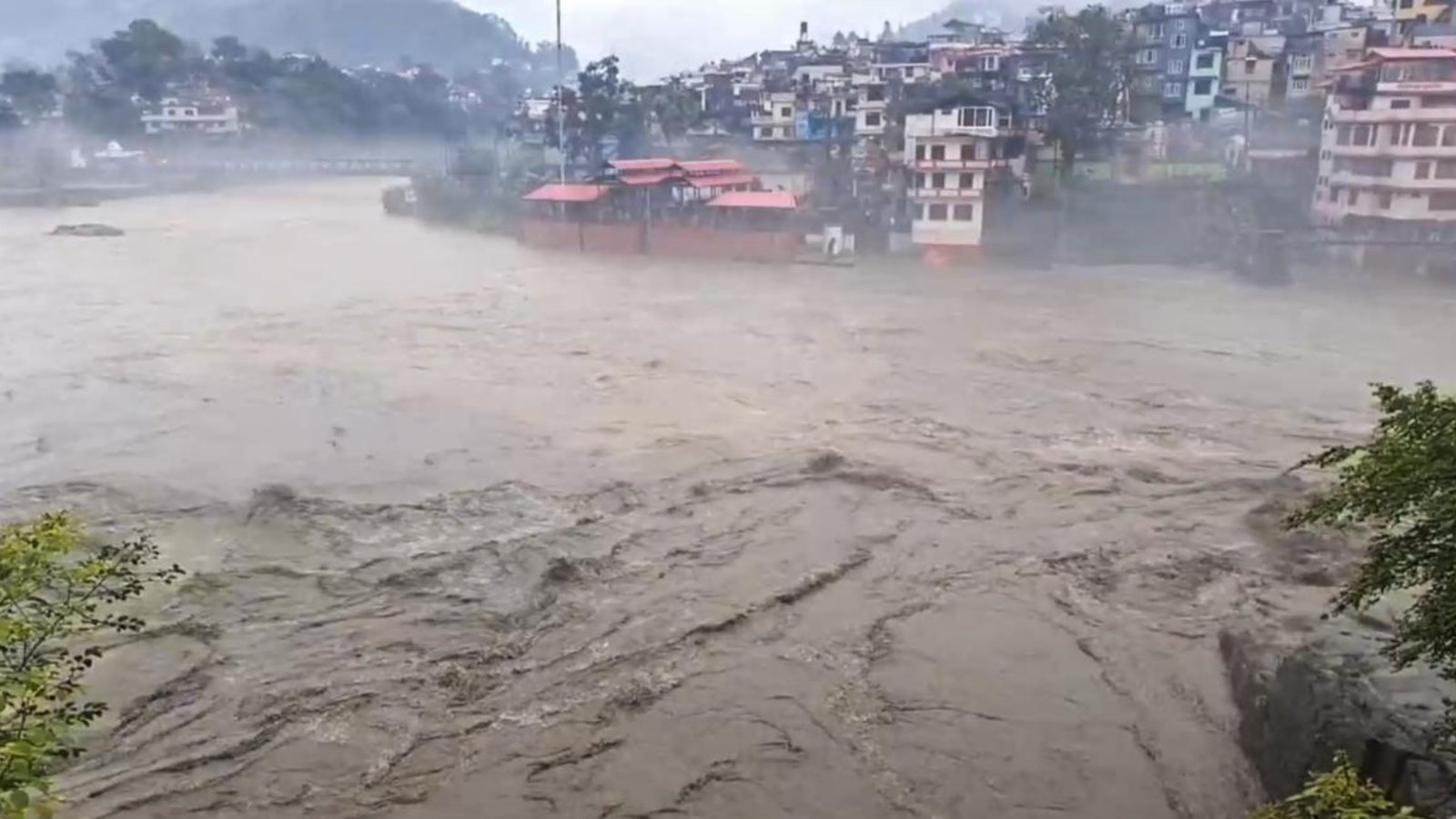 ভারতে বন্যা-ভূমিধসে প্রাণহানি বেড়ে ১২০