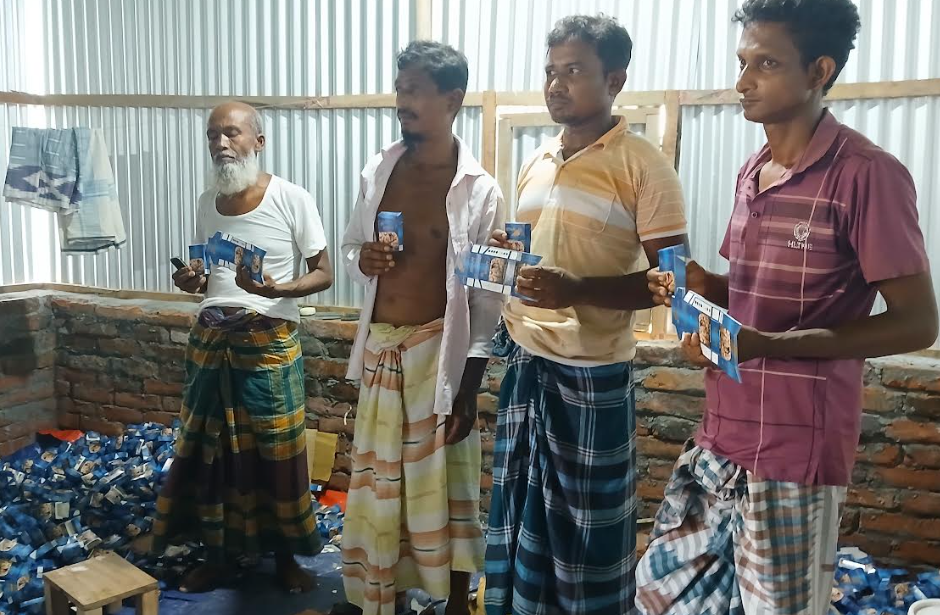উলিপুরে নকল সিগারেট কারখানার সন্ধান, ৪ জন আটক