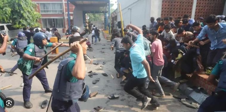 সচিবালয়ের সামনে শিক্ষার্থী-আইনশৃঙ্খলা বাহিনীর সংঘর্ষ, আহত ৫০