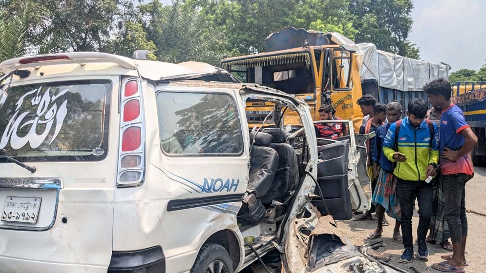 নাটোরে ট্রাক-মাইক্রোবাস সংঘর্ষে নিহত বেড়ে ৮