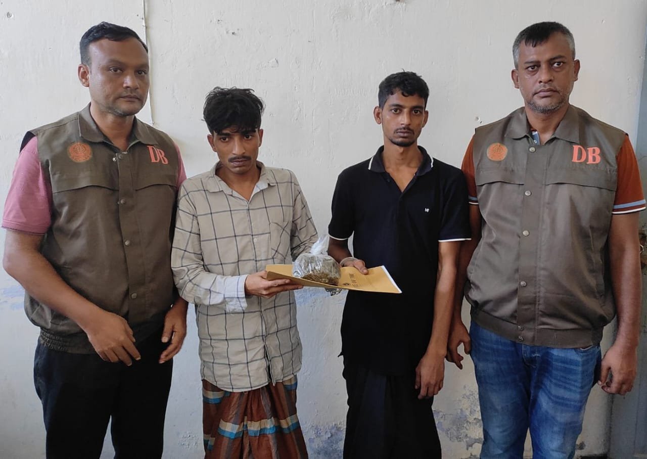 ঝালকাঠিতে মাদক বিরোধী অভিযানে গাঁজা নিয়ে আপন দুই ভাইসহ আটক-৩