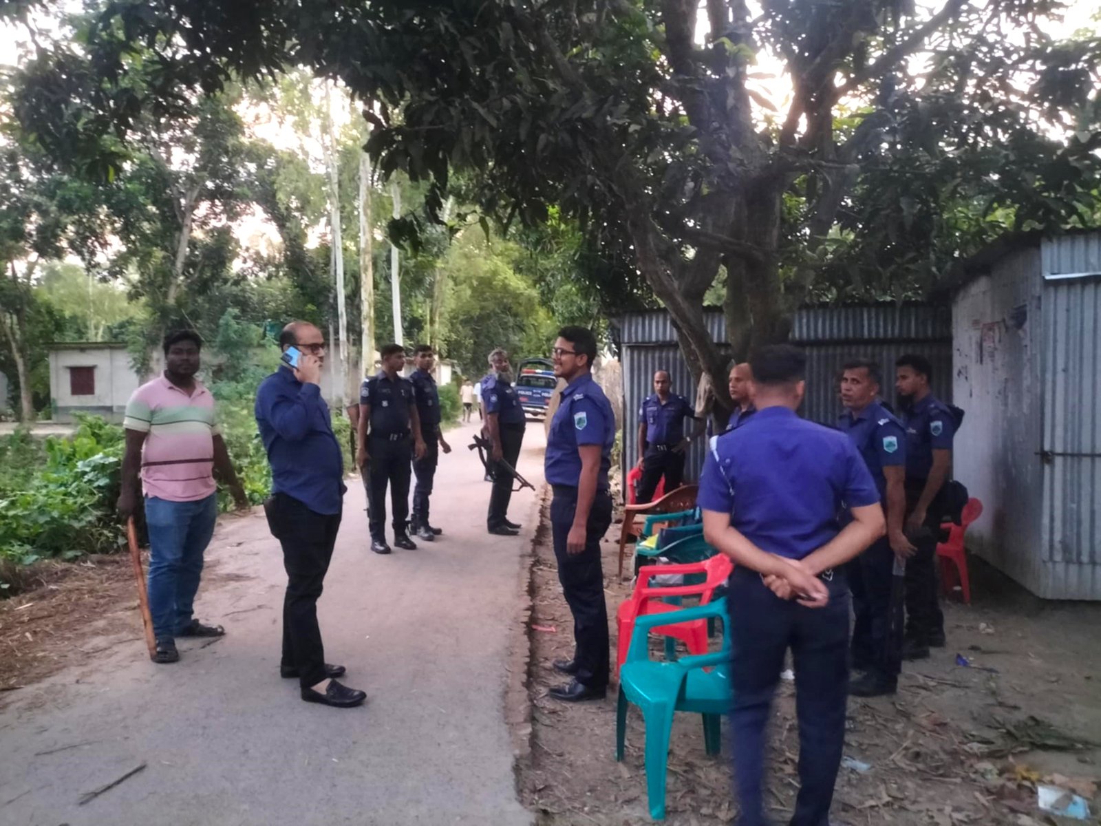 পাবনার বেড়ায় মসজিদ বিরোধে নিহত একজন, ১৫ বাড়িতে আগুন