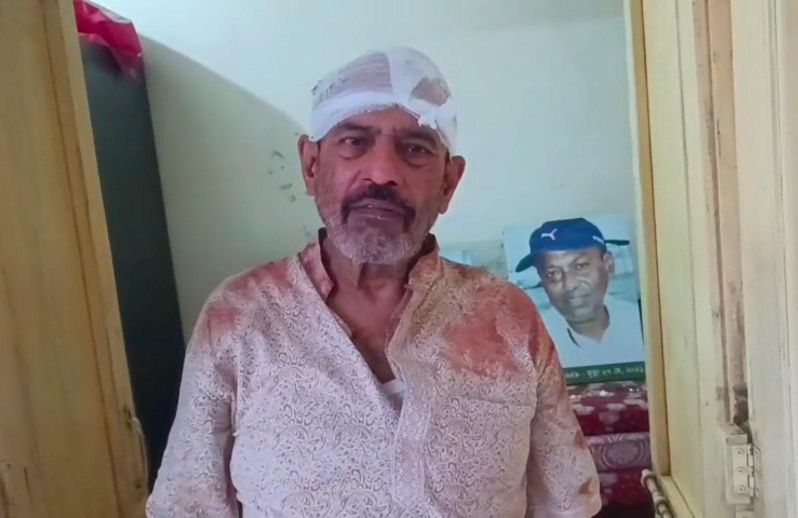 পাবনায় প্রকাশ্য দিবালোকে নিজ বাড়িতে প্রবীণ অধ্যাপককে কোপালো দুর্বৃত্তরা