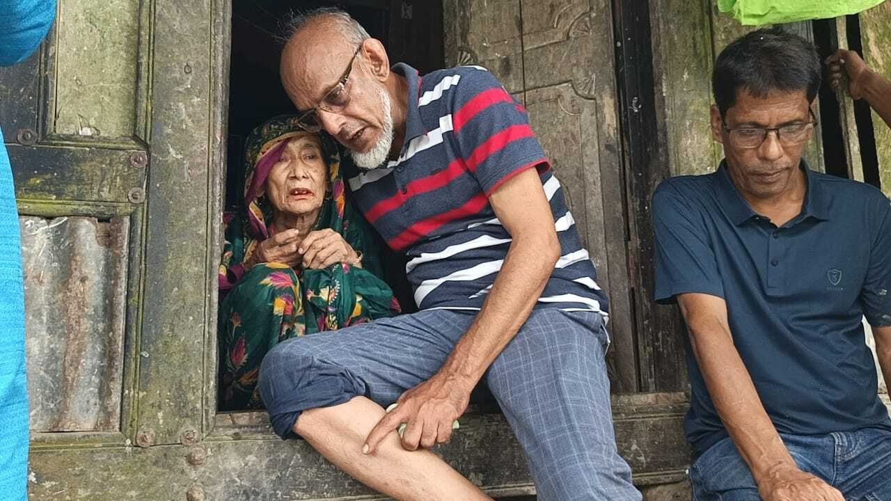 ইন্দুরকানীতে পানি বন্দি মানুষের ঘরে ত্রাণ ও নগদ অর্থ পৌঁছে দিলেন জেলা বিএনপির আহবায়ক - আলমগীর হোসেন