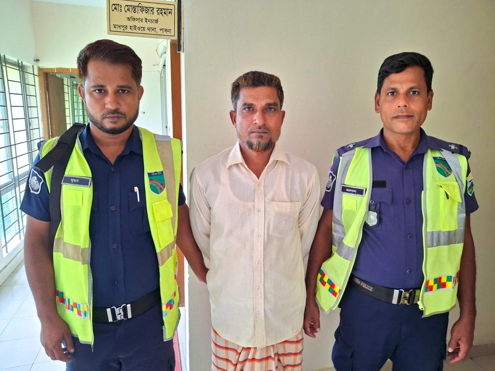 সড়ক দূর্ঘটনায় তিনজন নিহতের মামলায় পাবনা এক্সপ্রেস’র চালক সানোয়ার গ্রেপ্তার