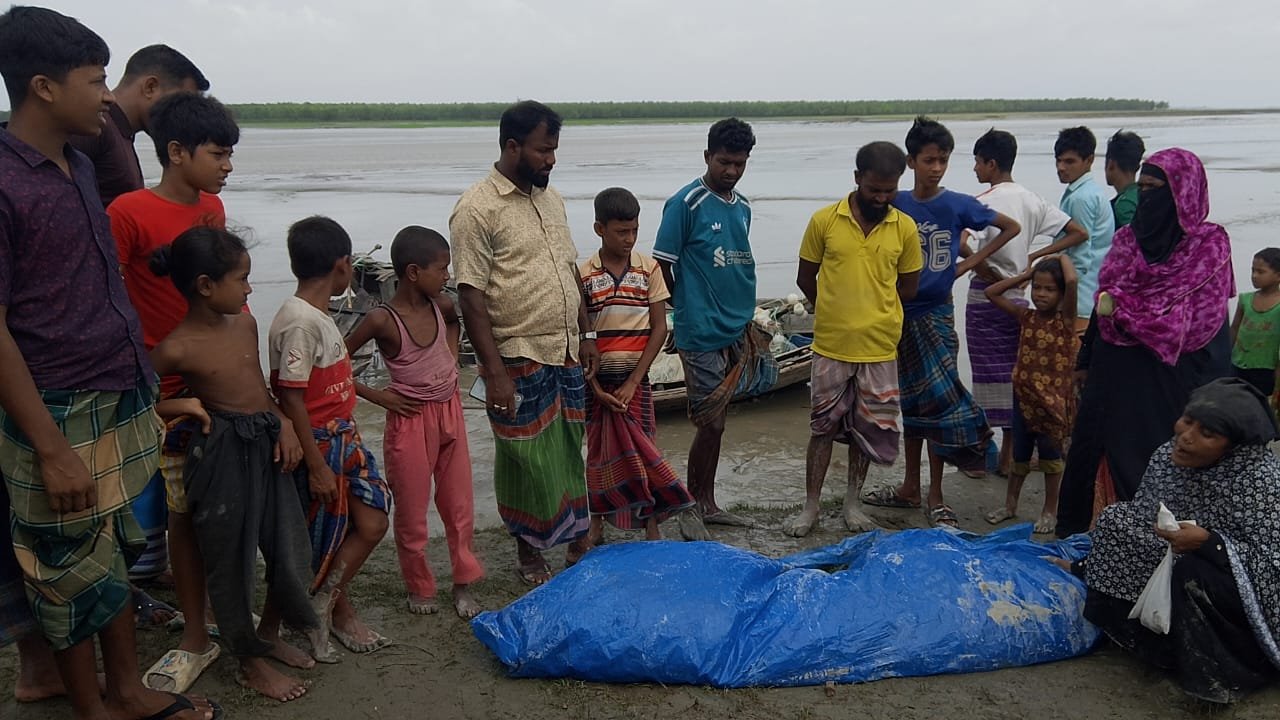 মেঘনায় বাল্কহেডের ধাক্কায় নোঙর করা ট্রলার ডুবি: নিহত ২
