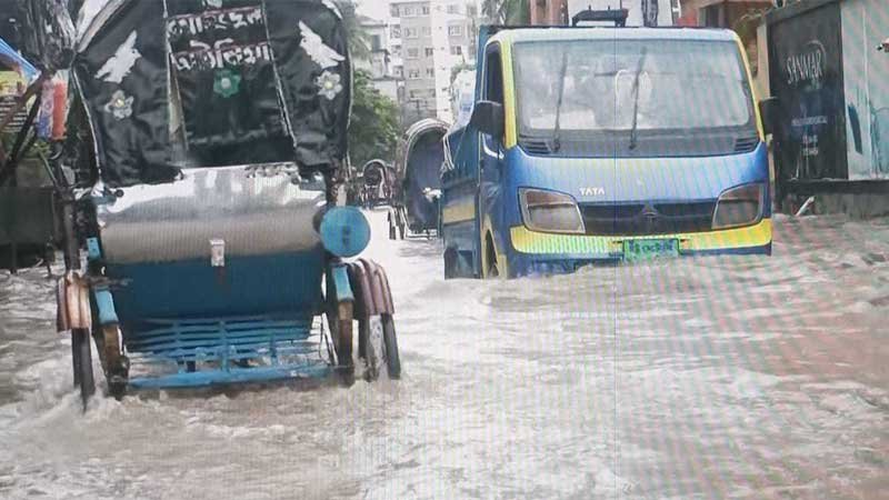 চট্টগ্রামে টানা বর্ষণে জলজট, জনদুর্ভোগ!