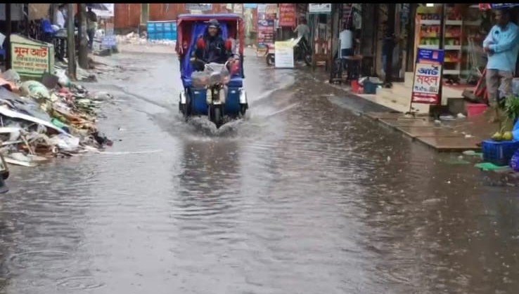 ৩ ঘন্টার বৃষ্টিতে ডুবল নোয়াখালী শহর, দুর্ভোগ চরমে