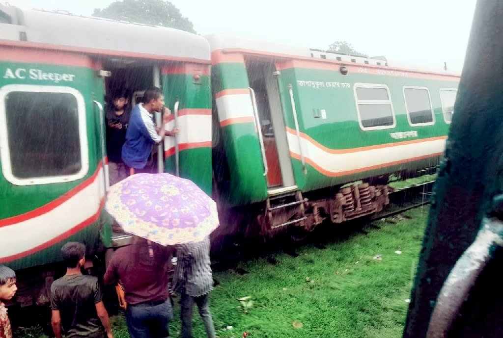 লালমনিরহাটে দুই ট্রেনের মুখোমুখি সংঘর্ষ
