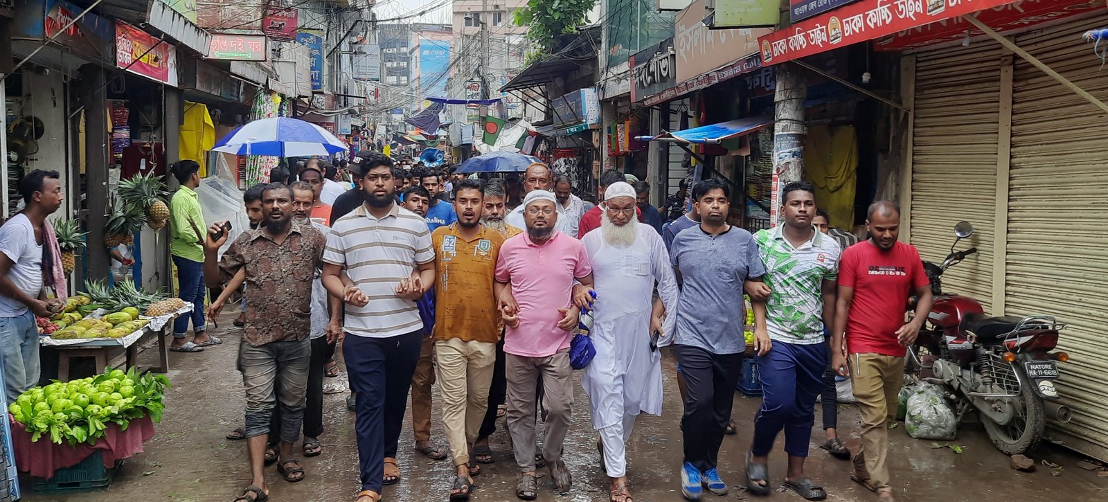পাবনায় নির্বাহী ম্যাজিস্ট্রেট কর্তৃক ব্যবসায়ীদের হয়রানী ও জরিমানার প্রতিবাদে বিক্ষোভ; দোকান বন্ধ