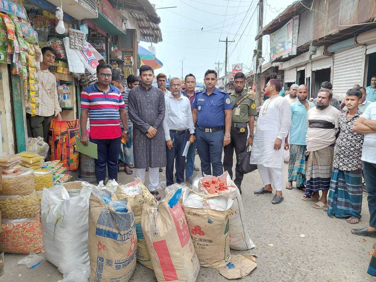 ভোলায় ৪৩৩ কেজি নিষিদ্ধ পলিথিন জব্দ, ১ লক্ষ ২০ হাজার টাকা জরিমানা!
