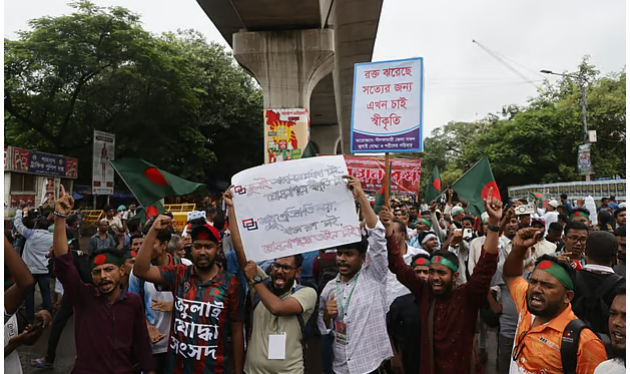 রাজধানীর শাহবাগ মোড় অবরোধ: ‘জুলাই সনদ’ চূড়ান্তকরণের দাবিতে যাত্রা