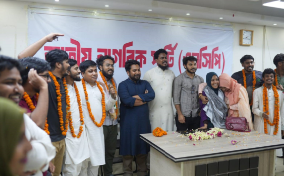 জুলাই পদযাত্রা শেষে ঢাকায় ফিরলেন এনসিপি নেতারা, মধ্যরাতে নেতাকর্মীদের ফুলেল অভ্যর্থনা