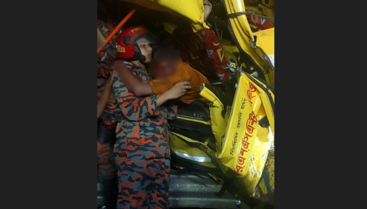 ঢাকা-মাওয়া এক্সপ্রেসওয়েতে ট্রাক দুর্ঘটনা, চালক-হেলপার আহত অবস্থায় আটকা