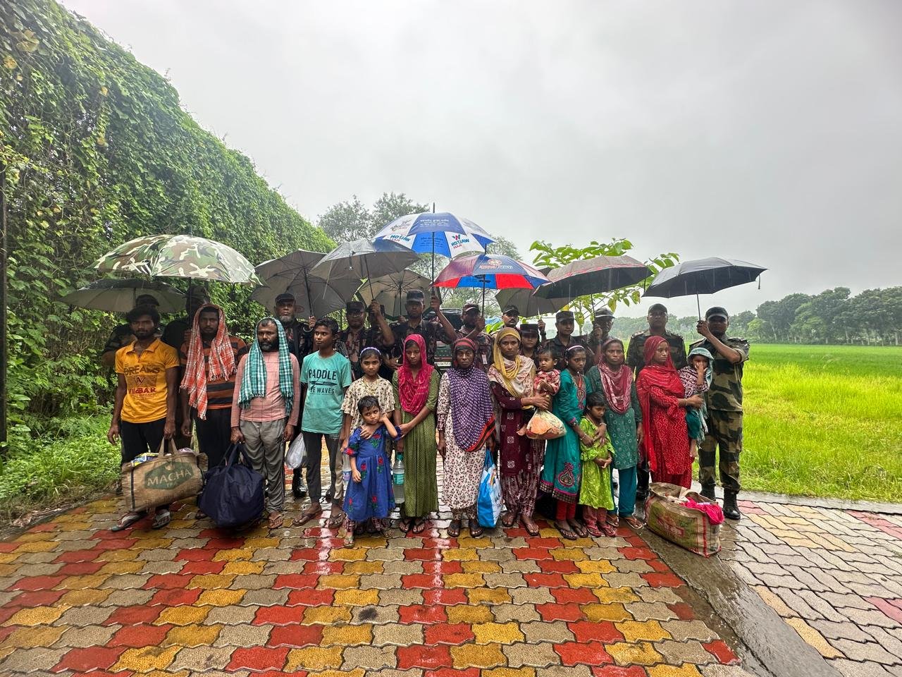 চুয়াডাঙ্গার দর্শনা চেকপোস্ট দিয়ে ১৫ বাংলাদেশীকে আনুষ্ঠানিকভাবে হস্তান্তর