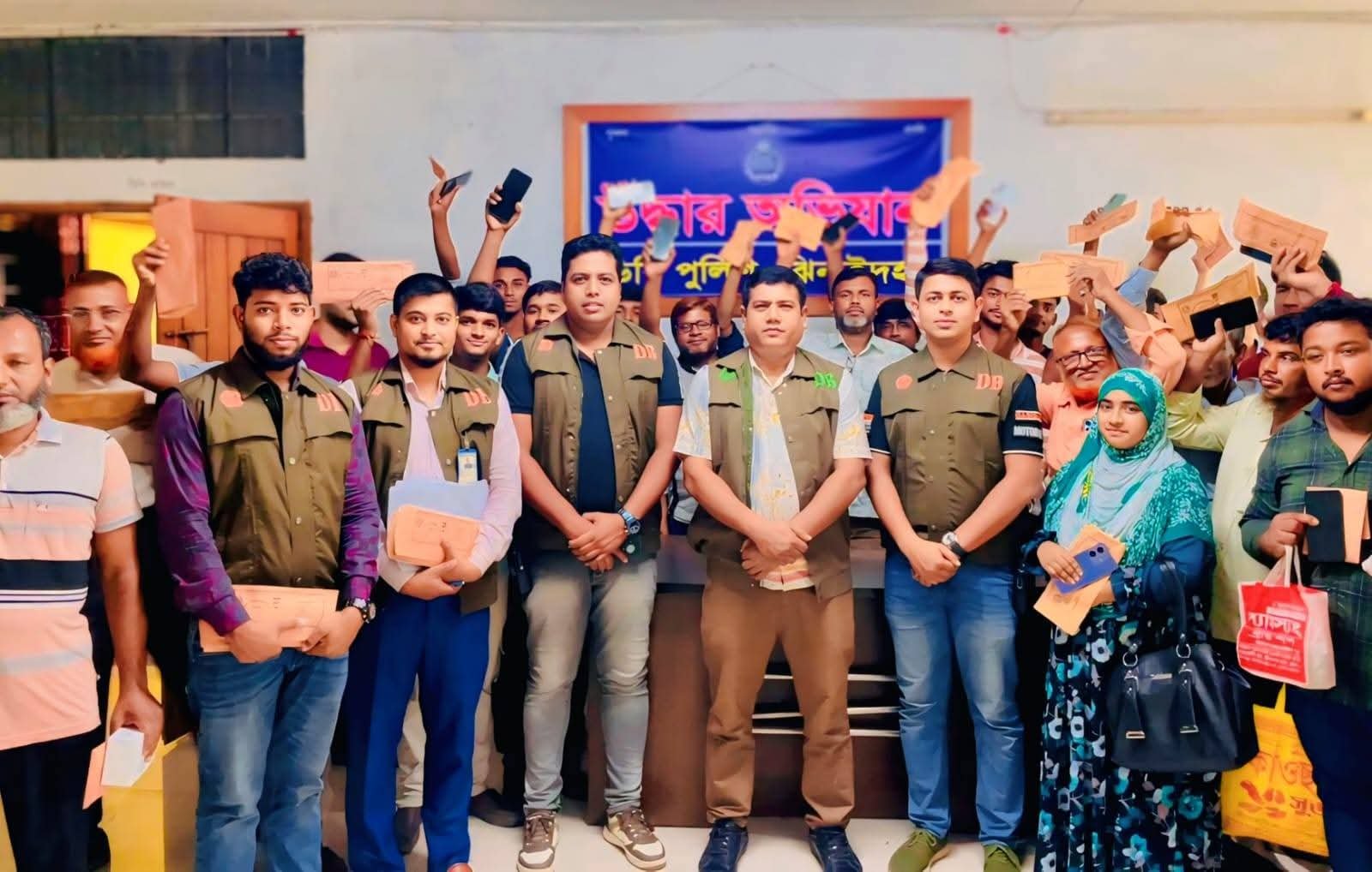 ঝিনাইদহে চুরি হওয়া ১১৯টি মোবাইল ফোন উদ্ধার করলো পুলিশের সাইবার ক্রাইম সেল
