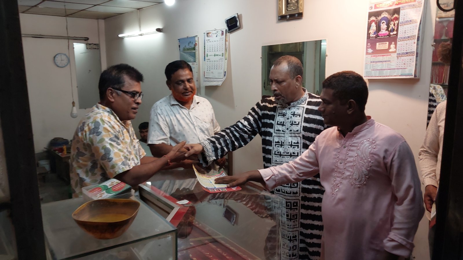 'জাগো প্রিয় চাটমোহরবাসী জাগো' স্লোগান নিয়ে মানুষের দ্বারে দ্বারে রাজা